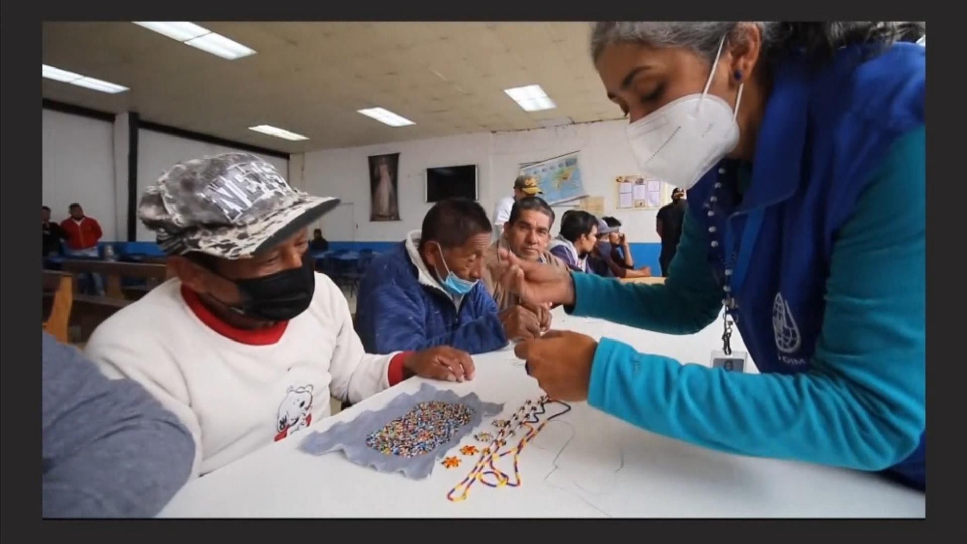 “Tejiendo sueños”: el arte de venezolanos presos en una cárcel de Ecuador (Video)