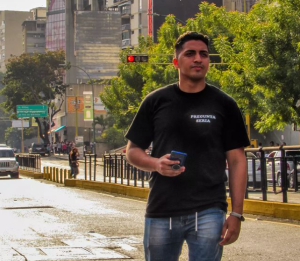 “Pregunta seria”: El joven que lleva promociones y economía a los venezolanos en sus redes sociales