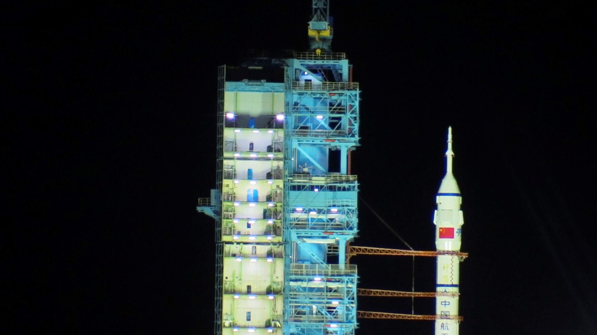 Tripulación de Shenzhou-14 entra a módulo de carga de estación espacial china