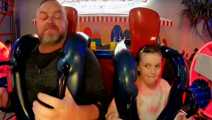 ¿Diversión o pánico? Las reacciones de una niña en un parque de atracciones se vuelven virales (VIDEO)