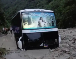 Impresionante: Bus fue tragado por el lodo en Táchira luego de fuertes lluvias (Fotos)