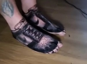 VIRAL: Se tatuó los zapatos para no tener que comprar calzado nunca más