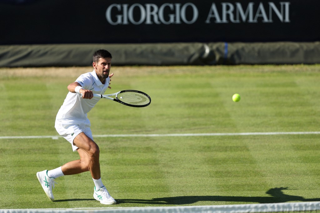 Djokovic avanzó sin problemas a octavos de final de Wimbledon
