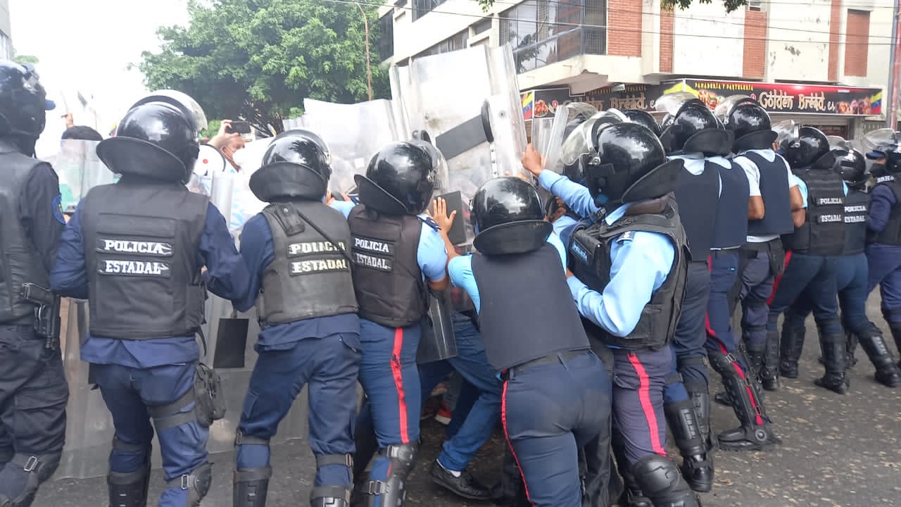 La máquina represiva del chavismo intentó intimidar a los docentes resteados en Lara (IMÁGENES)