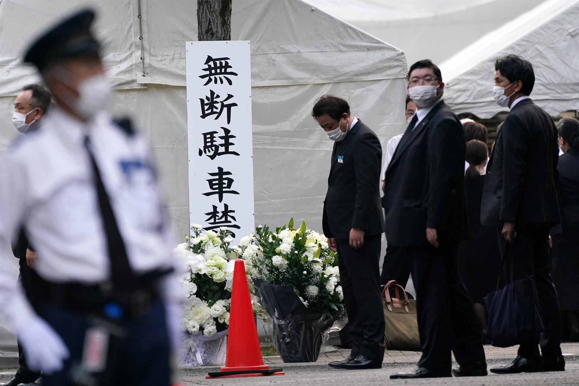 Un Japón “conmocionado y sorprendido” vela a Shinzo Abe