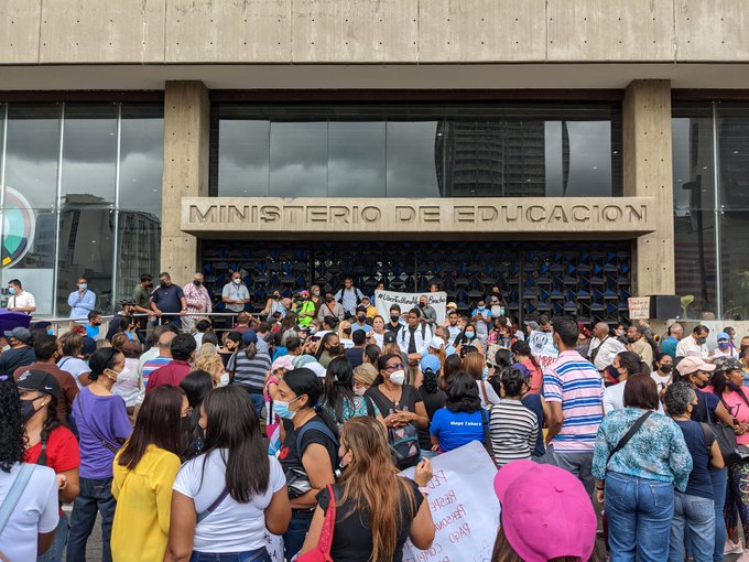 Docentes protestaron en el Ministerio de Educación para exigir el pago completo de beneficios