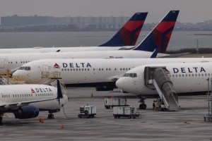 Imágenes impactantes: Llantas de un avión se desprenden en pleno aterrizaje en aeropuerto de Los Ángeles