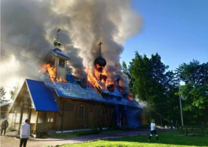 EN VIDEO: Incendió la iglesia para evitar que su mujer le hiciera más donaciones