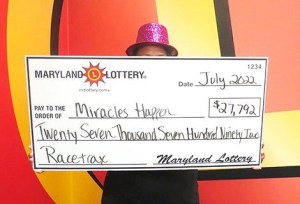 Su novio ganó la lotería en Maryland y ella copió su método: Ahora ambos “nadan” en billetes