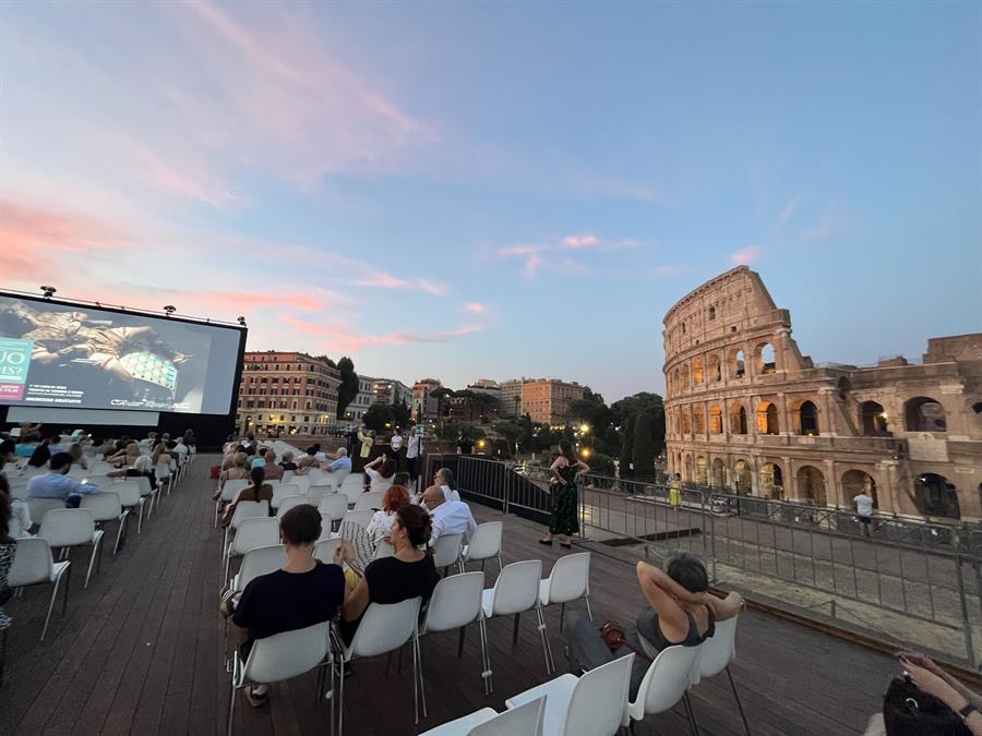Roma se transforma en un enorme cine a la fresca desde el Coliseo (FOTOS)