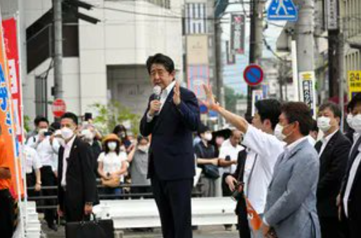 En VIDEO: el paralizante instante en que una bala impactó a Shinzo Abe