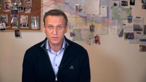Así es humillado el opositor ruso Alexei Navalny en prisión: es obligado a sentarse bajo un gran retrato de Putin
