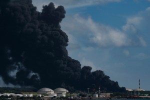 Incendio en puerto de Matanzas: cuentan más de 120 heridos y 17 bomberos desaparecidos