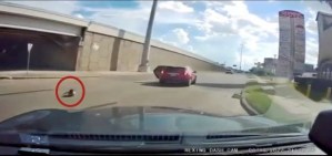 El aterrador momento cuando un bebé cae de un auto en movimiento en concurrida interestatal de Houston (VIDEO)