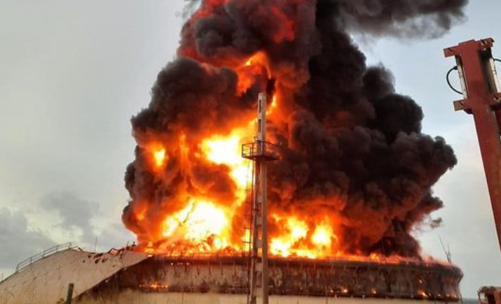 El impacto de un rayo ocasionó impresionante incendio en depósito de combustible en Cuba (VIDEOS)