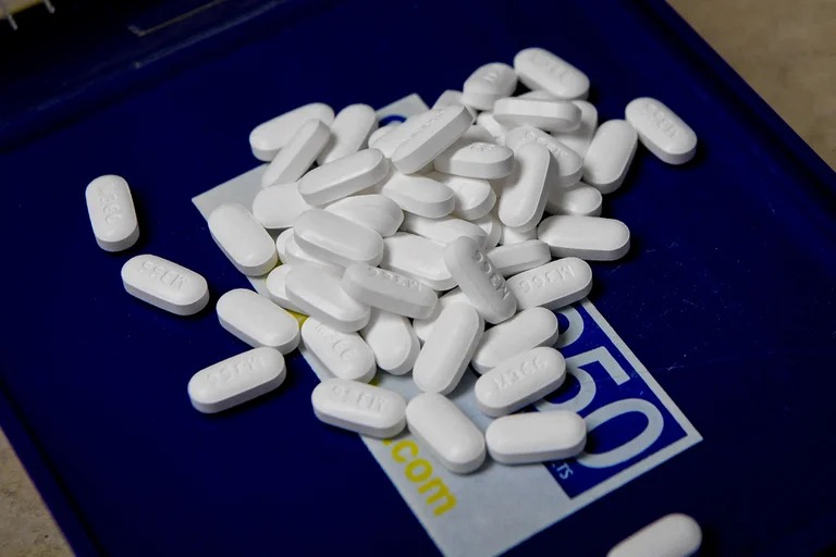 Cadenas de farmacias en EEUU deberán pagar un dineral por contribuir a la crisis de opioides