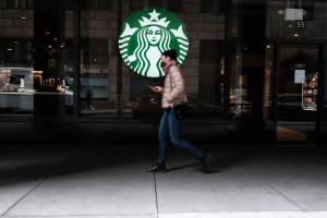 Obligan a Starbucks en EEUU a recontratar siete empleados que pretendían sindicarse y fueron despedidos