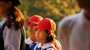 ¿Los niños japoneses caminan diferente al resto? La ciencia dice que sí y explica por qué