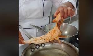 El VIDEO de un cocinero friendo una “rata empanada” crea controversia en las redes