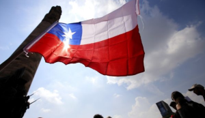 “Ñángaras” chilenos hacen con su bandera un festín escatológico (VIDEO)