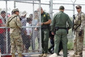 Agentes fronterizos dejaron pasar tranquilamente inmigrantes a EEUU y todo quedó grabado (VIDEO)