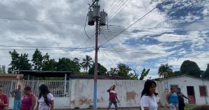 Explosión de transformadores tiene “pariendo” a vecinos del barrio Caroní en San Félix