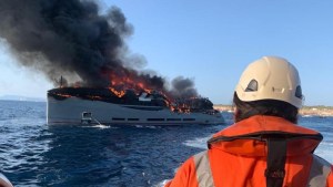 Un espectacular incendio quema un yate de lujo de 45 metros de eslora frente a las costas de España (VIDEO)