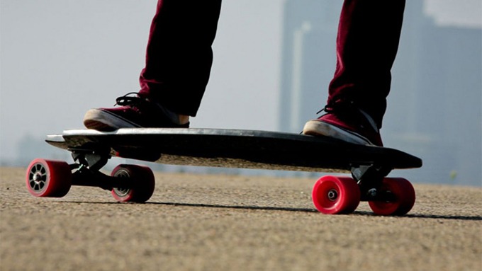 Joven de EEUU salió de su casa en patineta y despertó en el hospital con medio cráneo menos