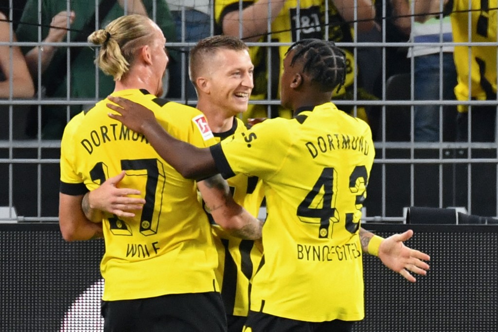 El incombustible Reus puso líder a Borussia Dortmund en Alemania