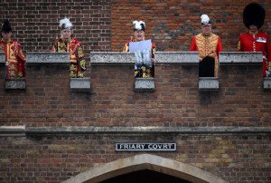 Carlos III proclamado rey públicamente desde el balcón del palacio de Saint James en Londres