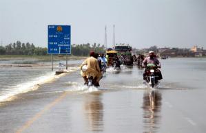 Pakistán lucha por salvar una ciudad rodeada de agua por las inundaciones