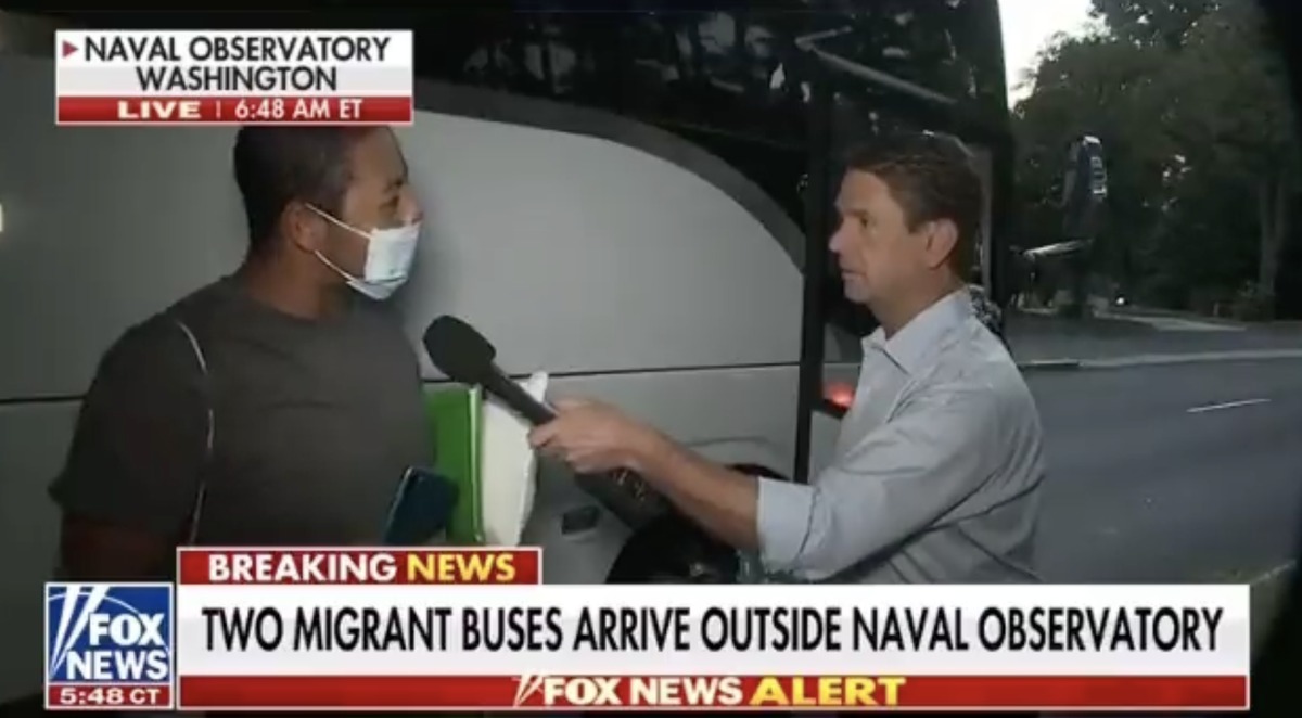 Fox News corta entrevista a migrantes venezolanos: Reportero admite que no habla español (VIDEO)