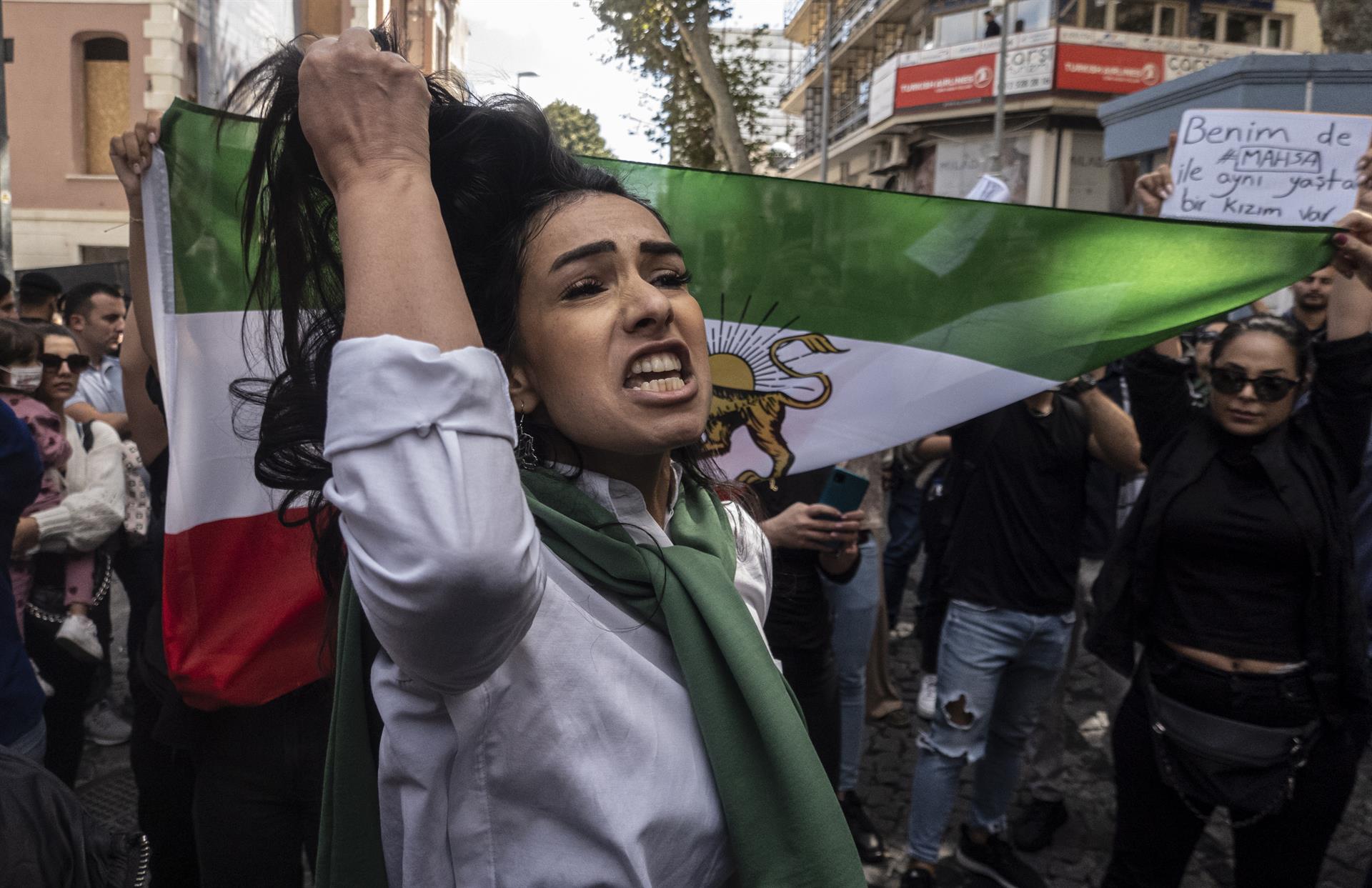 Protestas en Turquía por la muerte de mujer iraní detenida por no llevar velo