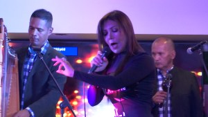 Scarlet Linares “La Guayanesa de Oro” deleitó al público de Caracas con un concierto íntimo (VIDEO)