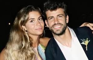 LA IMAGEN: Captan a Clara Chía, la novia de Piqué, viendo fotos de Shakira