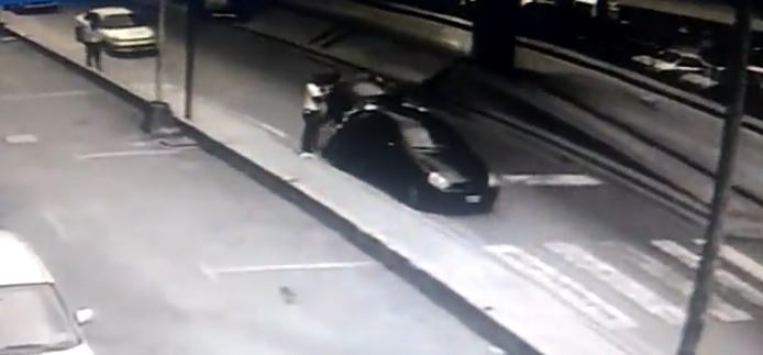 Cámara pilló a ladrones que abrían carros en San Antonio de los Altos (Video)