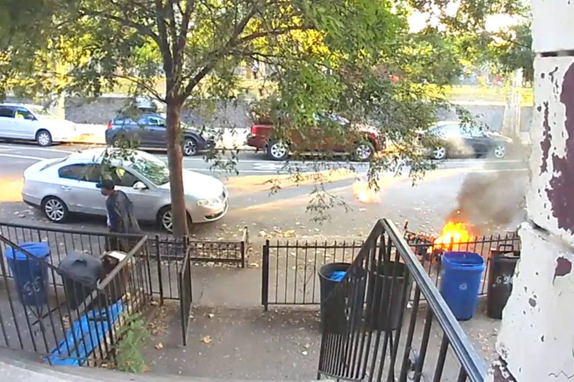 ¡Insólito! Bicicleta de un repartidor en Nueva York se prende en llamas (VIDEO)