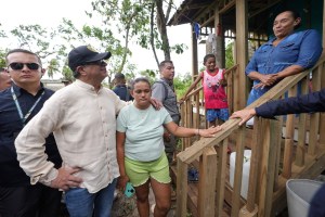 Petro visitó zonas de La Guajira inundadas tras el paso del huracán Julia