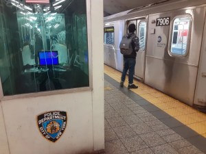 El rescate milagroso de un joven empujado a las vías del metro de Nueva York