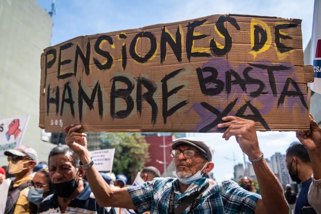 Aguinaldos de pensionados representan el 7% de la cesta básica en Venezuela, según economista