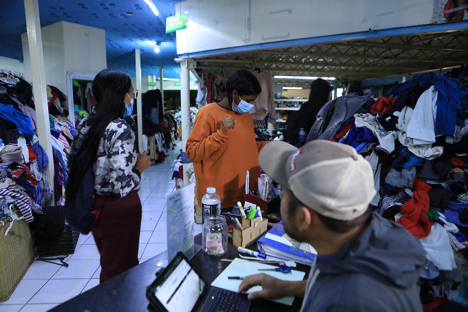 EN FOTOS: Mexicanos solidarios instalaron tienda de ropa gratis para venezolanos varados en la frontera