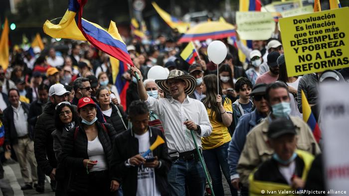 Petro enfrenta masivas protestas en Colombia contra su proyecto de reforma fiscal