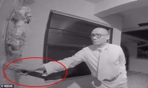 Hombre “bien vestido” con machete en mano aterroriza de puerta en puerta a vecinos de Florida