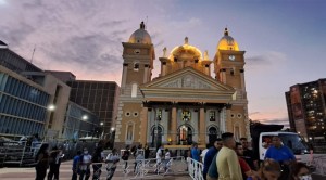 Lanzó una piedra contra imagen de la Virgen de Chiquinquirá en Maracaibo (Fotos)