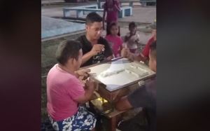 VIDEO viral: el humorista más bajito de Venezuela se peleó en partida de dominó y acabó en una papelera