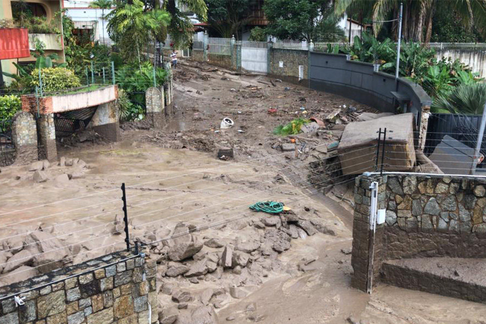 Reportan tres muertos por el desbordamiento de río de El Castaño, según el chavismo