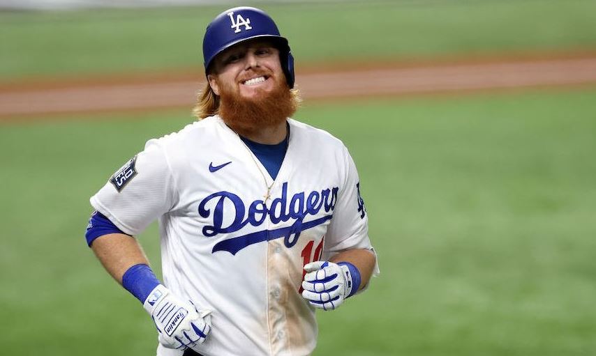 Justin Turner se quedó con el Premio Roberto Clemente 2022