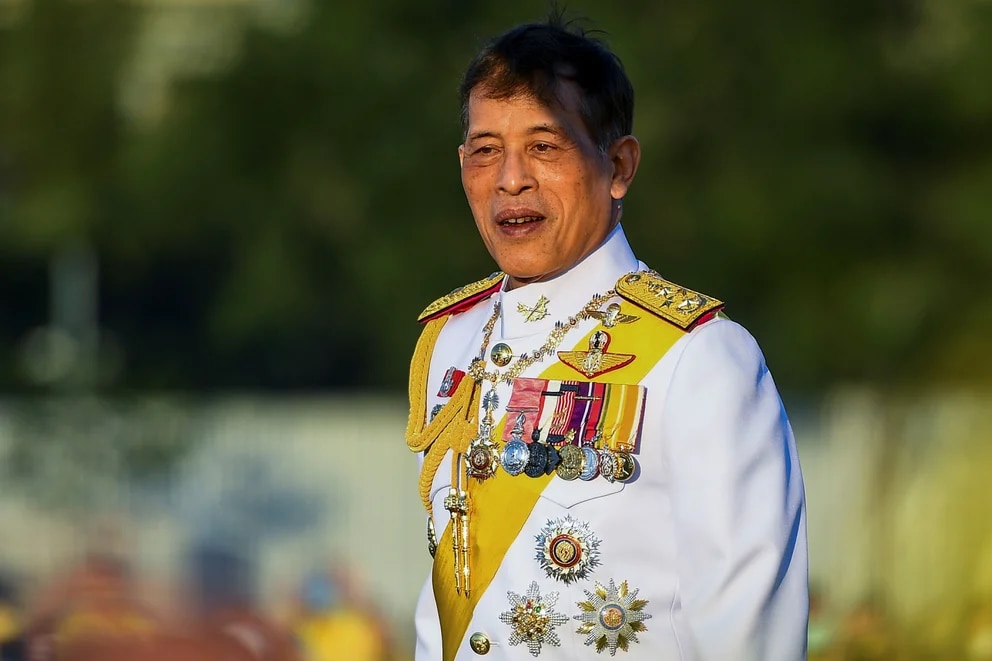 El rey de Tailandia visitará a los sobrevivientes de la masacre en una guardería que dejó 24 niños y 13 adultos muertos