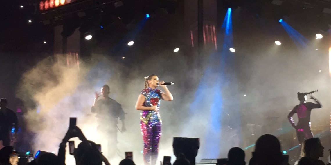 “No tengan miedo en venir”: Olga Tañón superó las expectativas con el Poliedro a “casa llena” (VIDEOS)