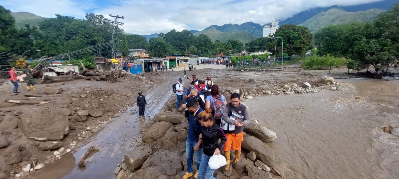 Entre el lodo y la desolación se encuentran los habitantes de El Castaño un día después del deslave (VIDEOS)